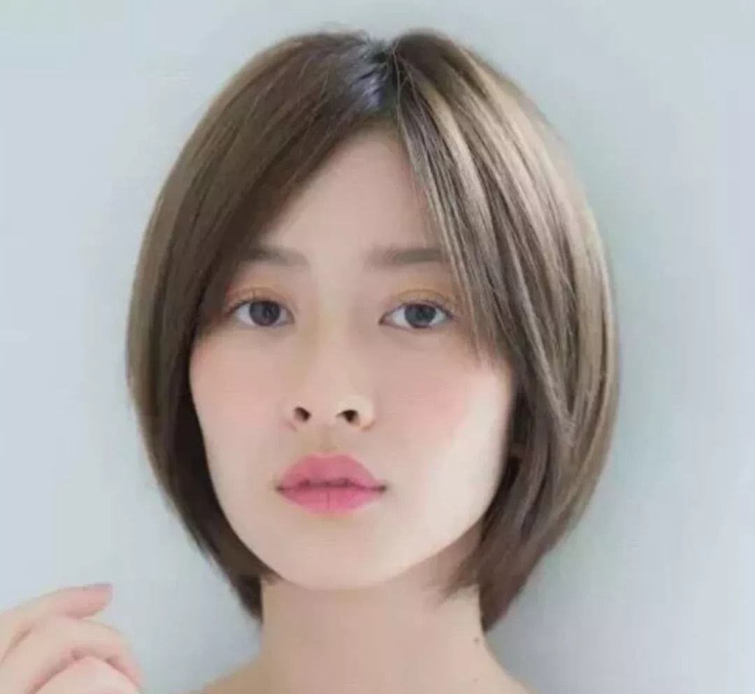 方脸日系短发女图片